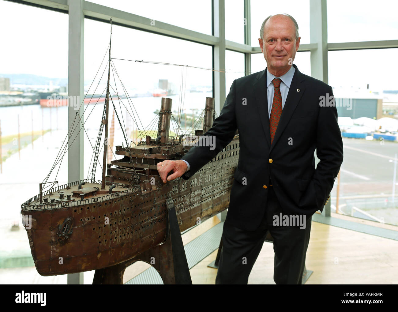 Dr Robert Ballard Der Das Wrack Der Titanic Im Jahre 1985 Entdeckt Im Titanic Belfast Wahrend Des Starts Von A 19 Mio Dollar Angebot Eine Sammlung Von 5 500 Artefakte Aus Dem Wrack