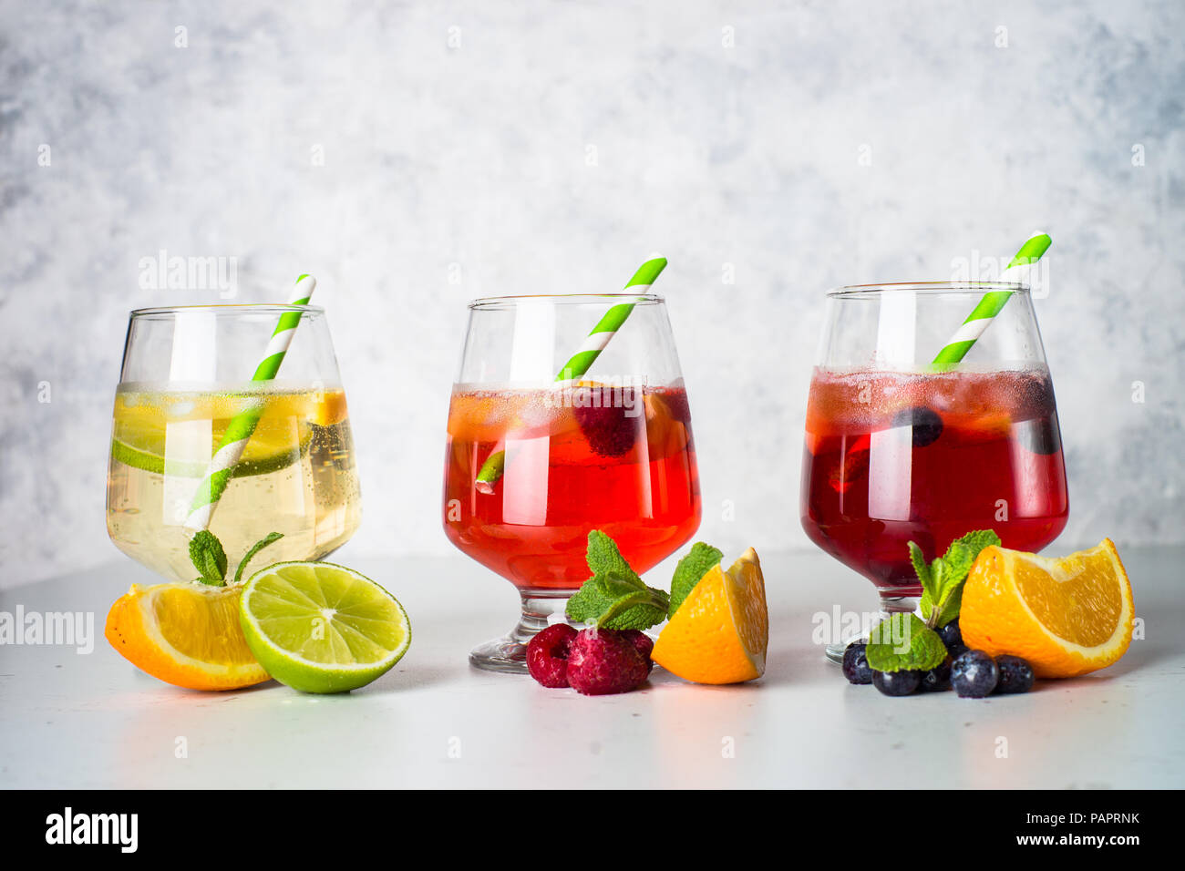 Weiß, rosé und rot Sangria mit Obst und Eis. Traditionelle Sommer Alkohol trinken. Stockfoto