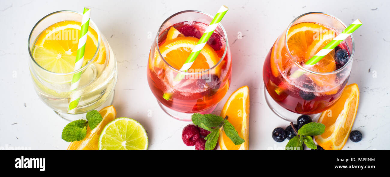 Weiß, rosé und rot Sangria mit Obst und Eis. Sommer Alkohol trinken und Zutaten. Stockfoto