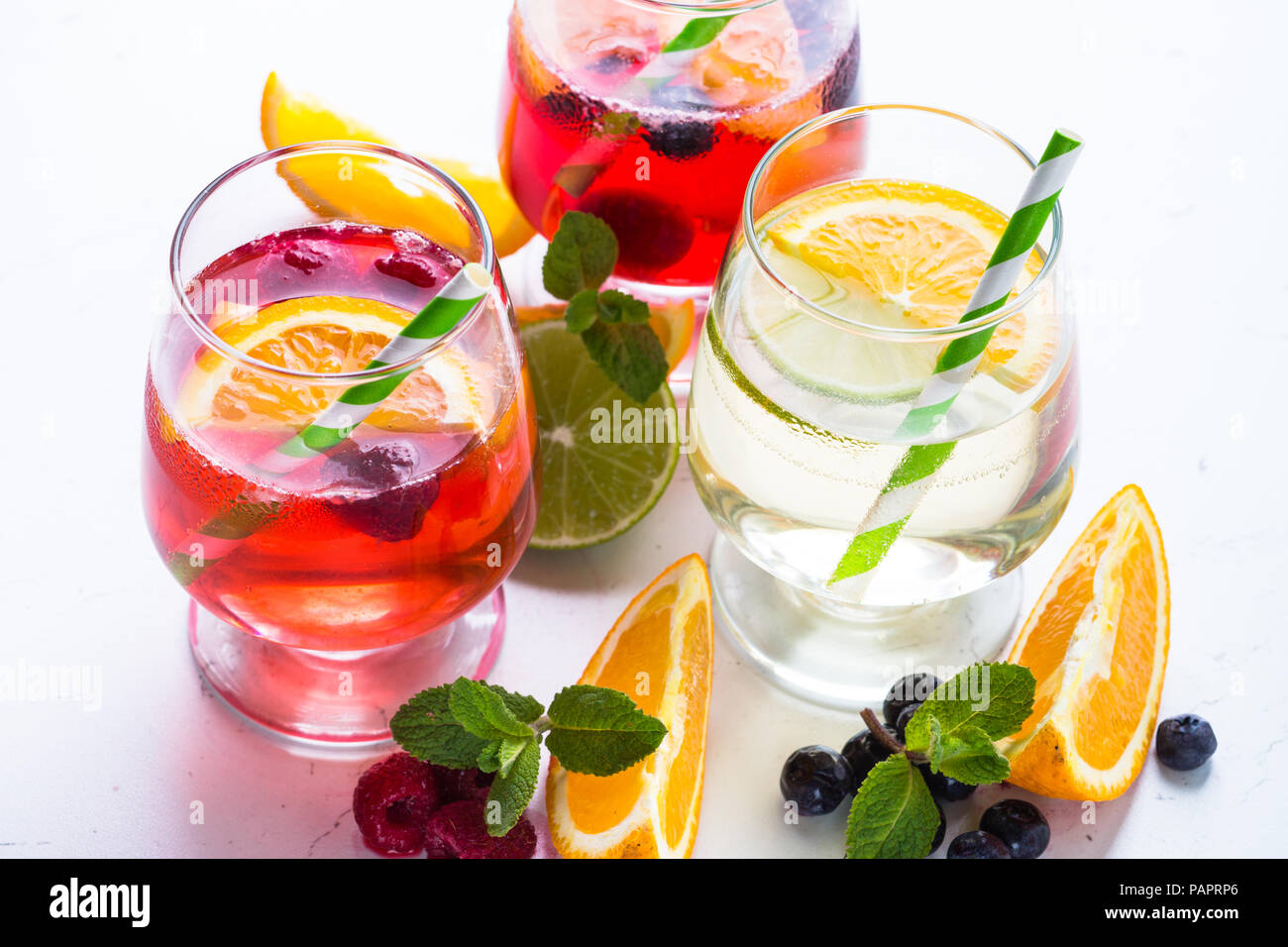 Weiß, rosé und rot Sangria mit Obst und Eis auf weißem Hintergrund. Sommer Alkohol trinken. Stockfoto