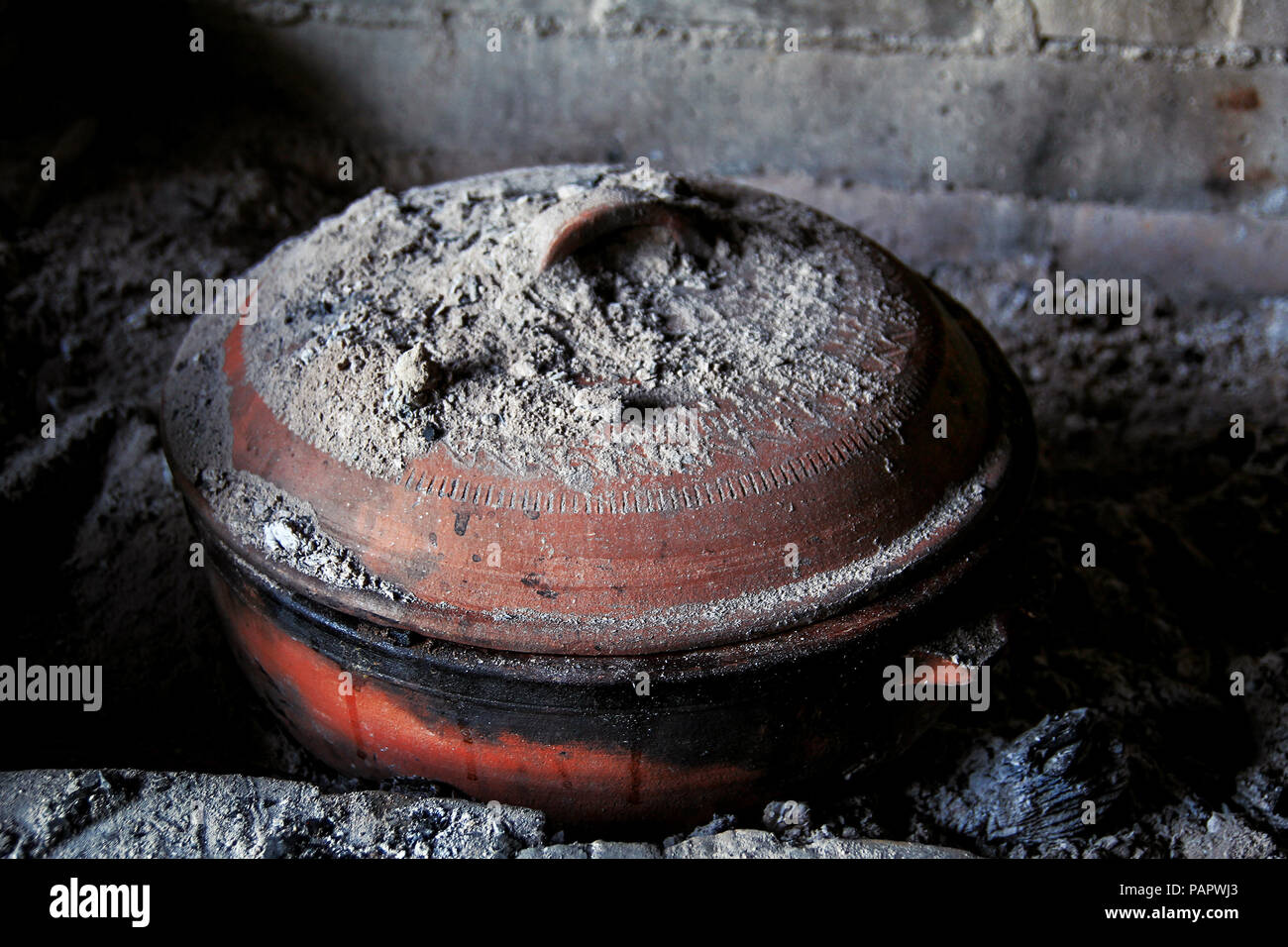 Tontopf zum Backen im Ofen Stockfotografie