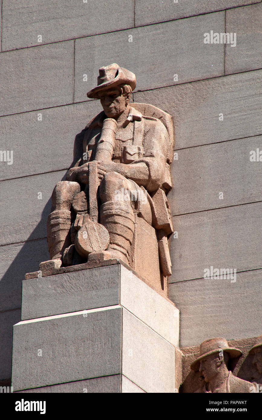 Sydney Australien Feb 14 2018, Veteran mit slouch hat außen an der ANZAC Memorial geschmückt Skulpturen von Service-personal von Rayner Hoff Stockfoto