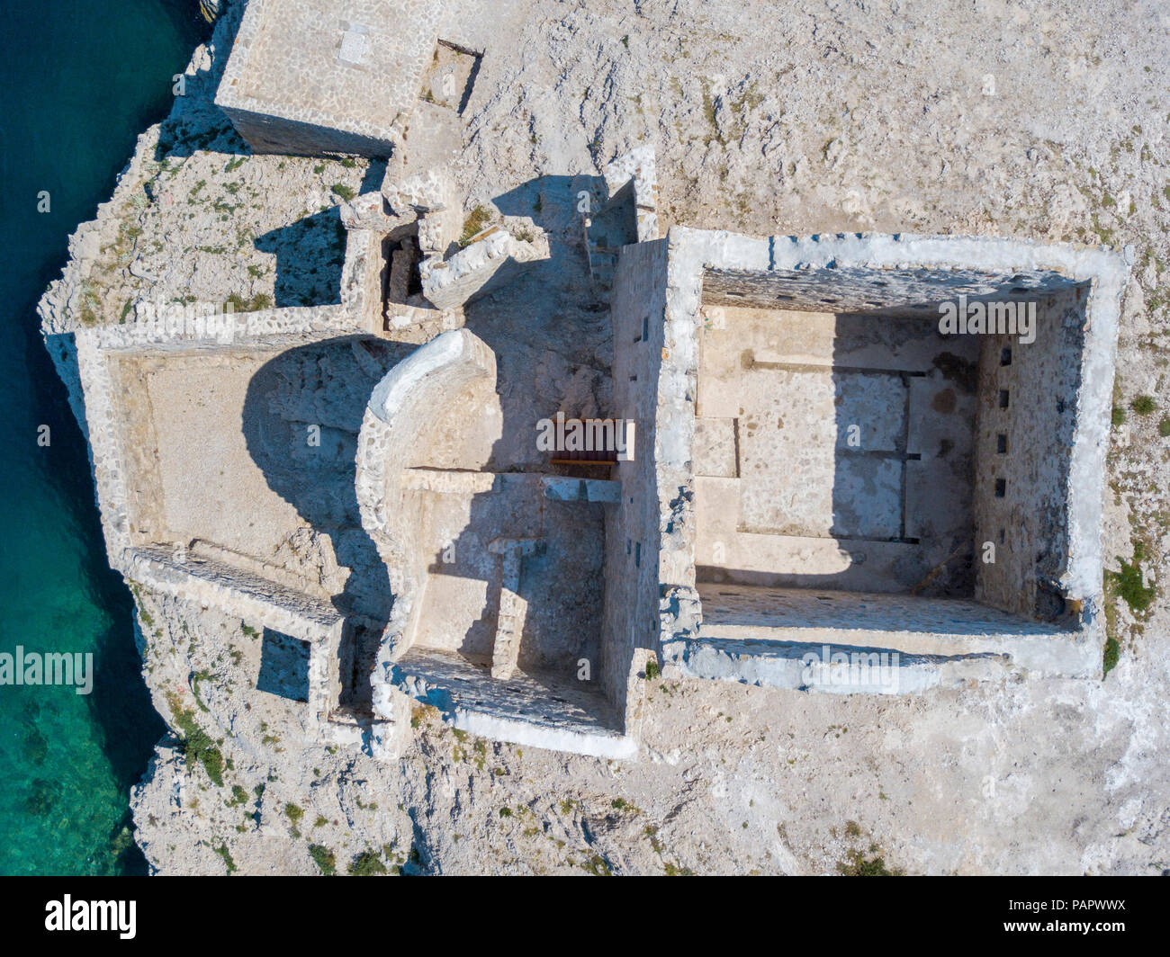 Luftaufnahme von den Ruinen der alten Festung Fortica auf der Insel Pag, Kroatien Stockfoto