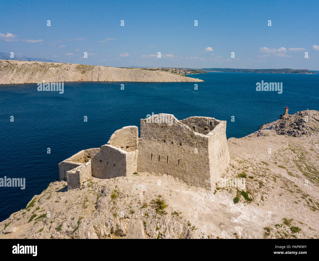 Luftaufnahme von den Ruinen der alten Festung Fortica auf der Insel Pag, Kroatien Stockfoto