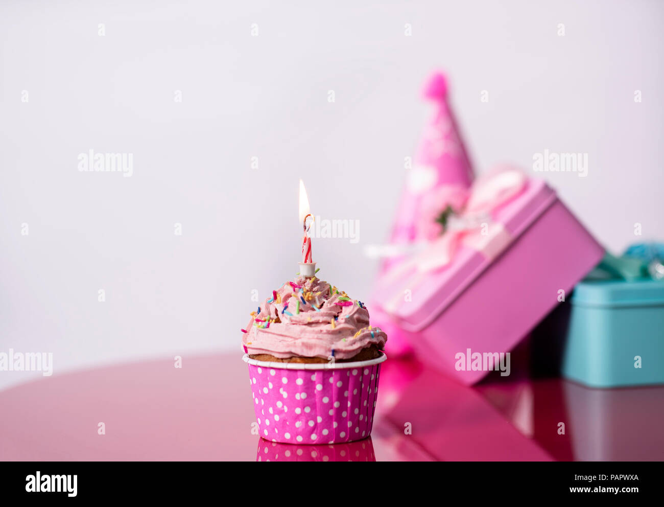 Geburtstag Cup. Kuchen und Geschenkverpackung Stockfoto