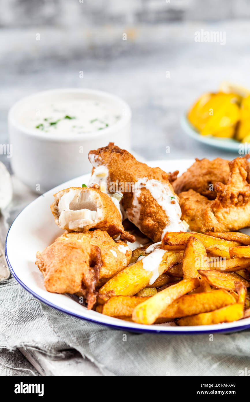 Klassische englische Fish und Chips mit Tartar Sauce Stockfoto