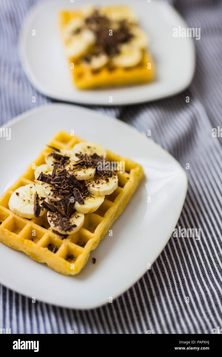 Waffel garniert mit Banane und Schokolade rasieren auf Platte Stockfoto