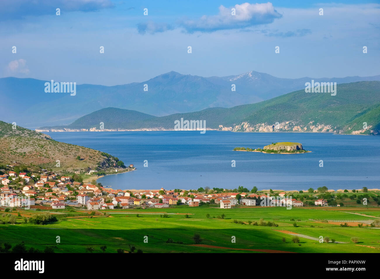 Albanien, Prespa Prespa See National Park, in der Nähe von Korca, Dorf und Liqenas Maligrad Insel, Griechenland und Mazedonien im Hintergrund Stockfoto