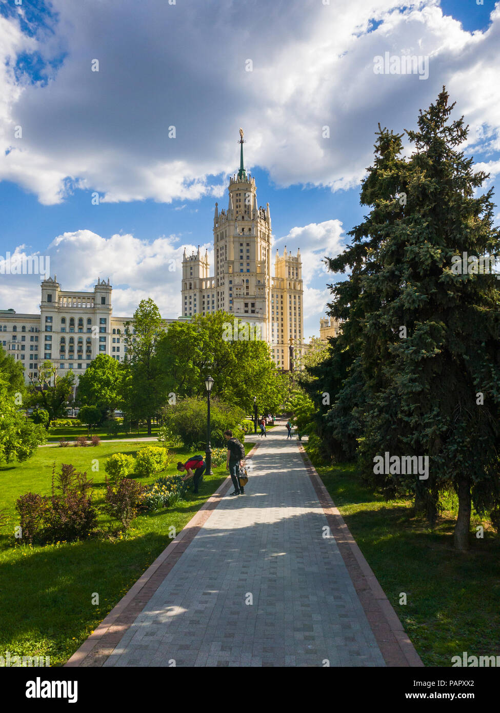 Moskau, Russland - 12. Mai. 2018. Ustyinsky Square und Skyscraper auf Kotelnicheskaya Damm Stockfoto