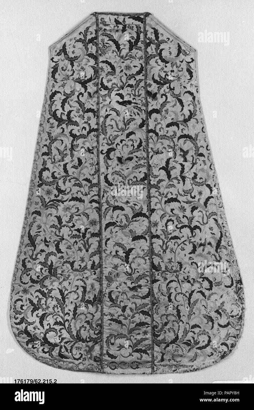 Kasel. Kultur: Chinesisch, für den europäischen Markt. Abmessungen: L 47 1/2x W. 31 1/4 Zoll (120,7 x 79,4 cm). Datum: 18. Museum: Metropolitan Museum of Art, New York, USA. Stockfoto
