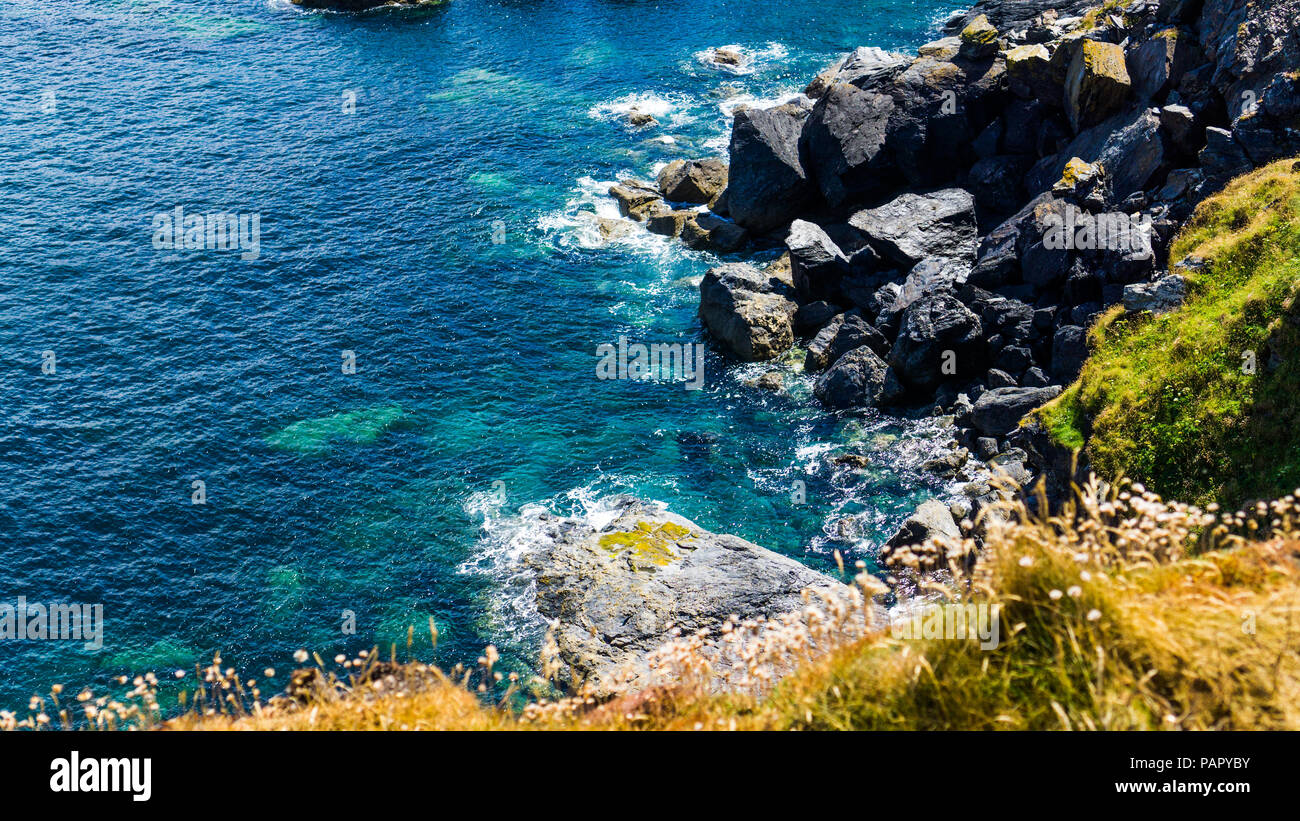 Bucht Godrevy, Cornwall, schöne, bunte, Aqua Ocean Wellen auf die Felsen. Stockfoto