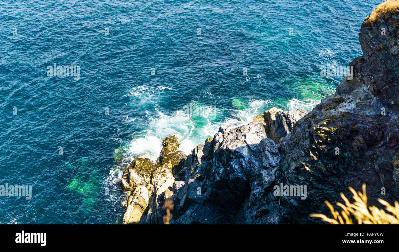 Bucht Godrevy, Cornwall, schöne, bunte, Aqua Ocean Wellen auf die Felsen. Stockfoto