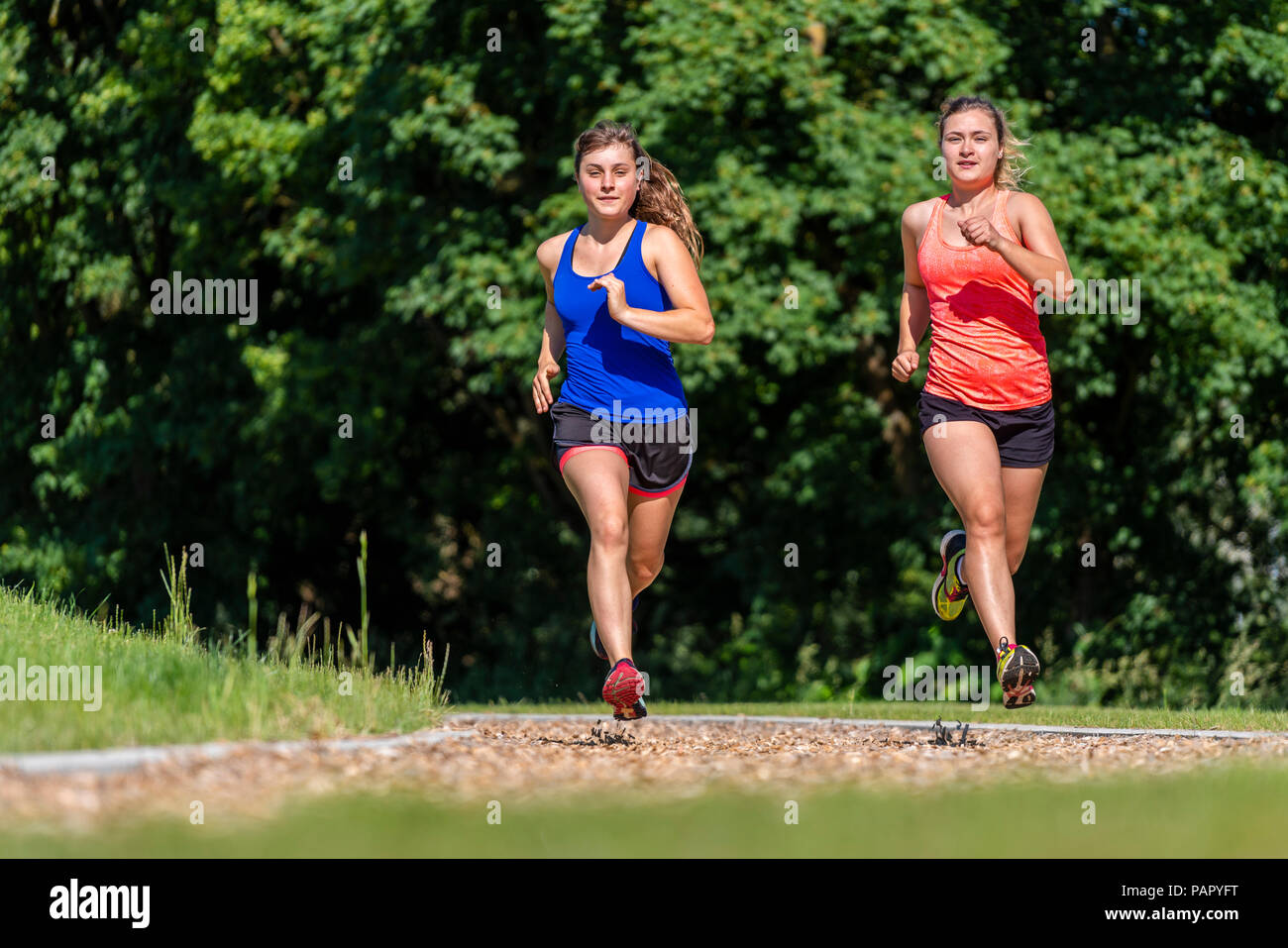 Weibliche Jogger auf rauhfaser Trail Stockfoto