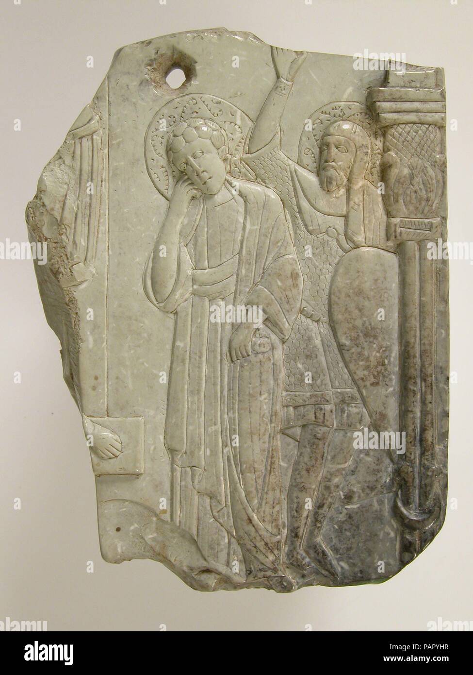 Fragment eines Symbols mit der Kreuzigung. Kultur: Byzantinischen. Abmessungen: Insgesamt: 4 3/16 x 3 1/16 x 7/16 in. (10,6 x 7,7 x 1,1 cm). Datum: 12. Diese beiden Fragmente aus Ikonen der Kreuzigung. In den Evangelien (Markus 15:39; Matthäus 27:54), der römische Hauptmann erkennt Christus als den Sohn Gottes bei der Kreuzigung. Museum: Metropolitan Museum of Art, New York, USA. Stockfoto