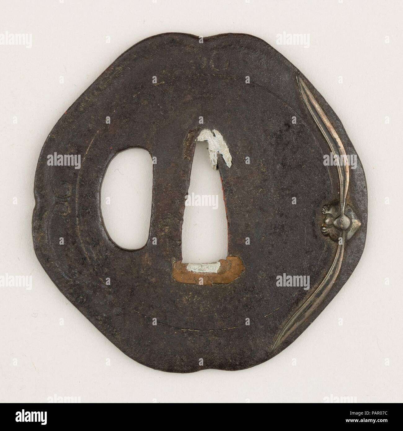 Schwert Guard (Tsuba). Kultur: Japanisch. Abmessungen: H. 2 1/2 in. (6,4 cm); W. 2 1/2 in. (6,4 cm). Datum: 18. Museum: Metropolitan Museum of Art, New York, USA. Stockfoto