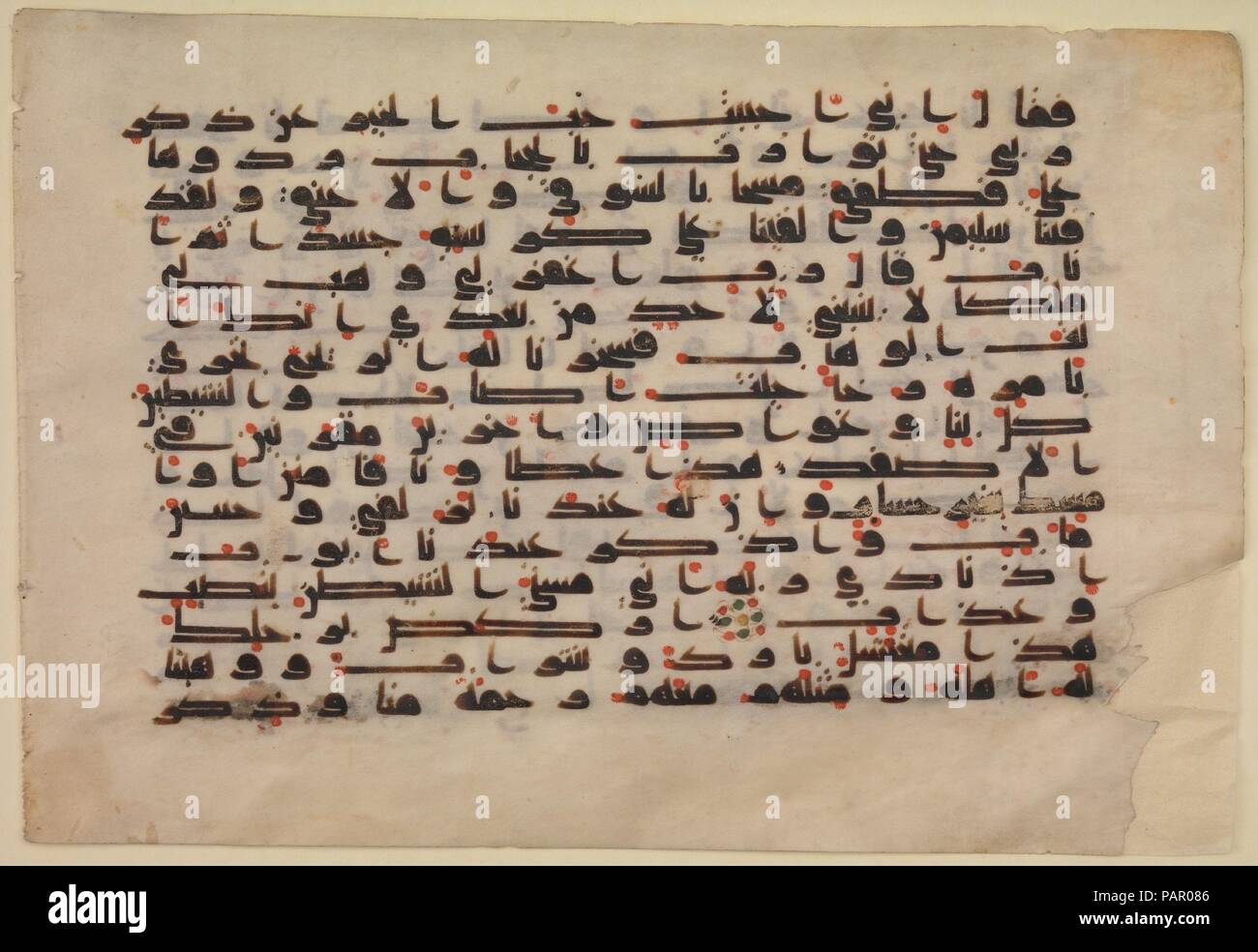 Folio aus der Koran Manuskript. Abmessungen: H. 8 1/2 in. (21,6 cm) W. 5 3/4 in. (14,6 cm). Datum: 8. bis 9. Jahrhundert. Während die frühesten erhaltenen Qur'ans in einem hohen, schlanken Skript bekannt als hijazi auf einem vertikalen Pergament Unterstützung kopiert wurden, solche Präferenzen wurden während der Omaijaden-periode als Schreiber verlassen die horizontale Format und kufischer Schrift der Art in diesem Folio gesehen entwickelt. Die großen, länglichen Kalligraphie breitet sich elegant über die horizontal Pergament formatiert, wie die schriftgelehrten die Breite der einzelnen Buchstaben, Zeilen zu füllen. Die frühesten Skript fehlte Punkte ein Stockfoto