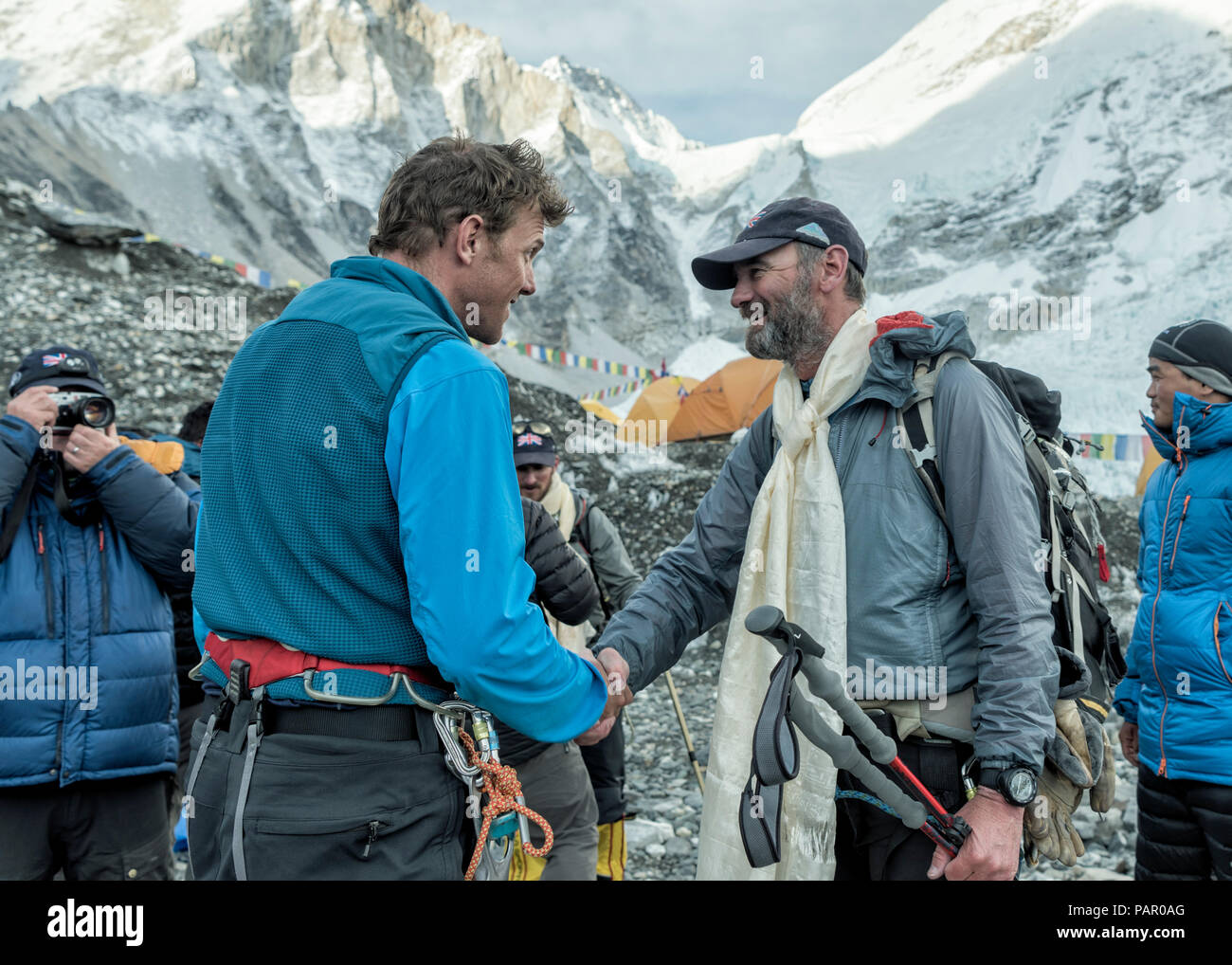 Nepal, Solo Khumbu, Everest, Sagamartha National Park, Leute Gruß im Basislager Stockfoto