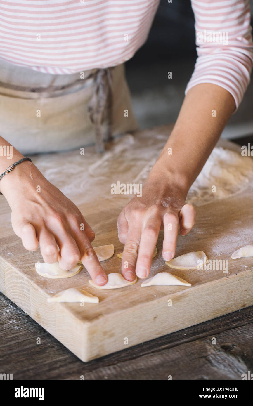 Frau Vorbereitung ravioli auf Arbeitsfläche Stockfoto