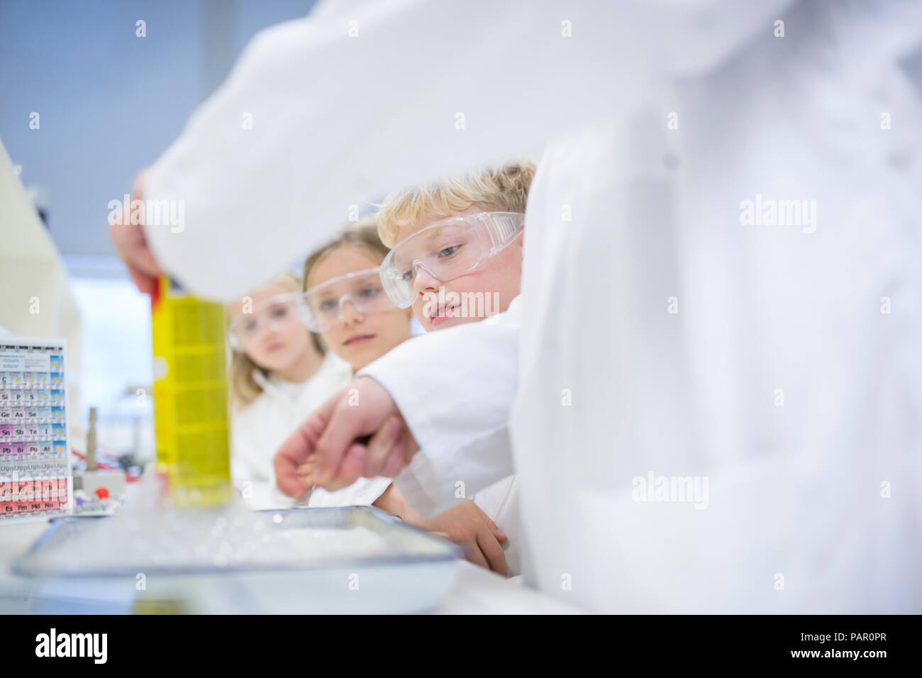 Schülerinnen und Schüler in der Wissenschaft der Klasse beobachten Lehrer experimentieren Stockfoto