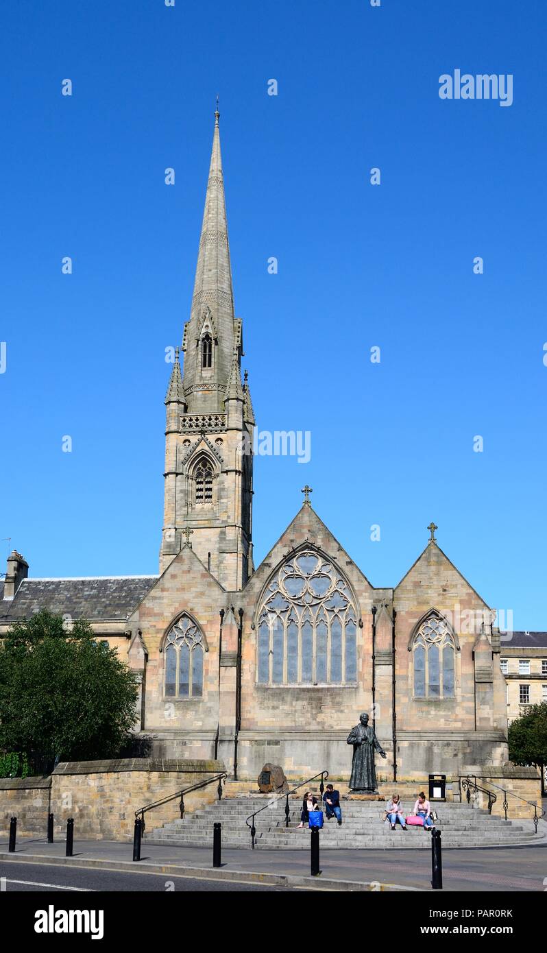 Blick auf St.-Mary's-Kathedrale mit Personen sitzen auf die Schritte im Vordergrund, Newcastle upon Tyne, Tyne und Wear, England, UK, Westeuropa. Stockfoto