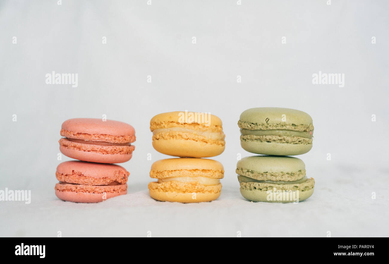 Bunte macarons in einer Reihe Stockfoto