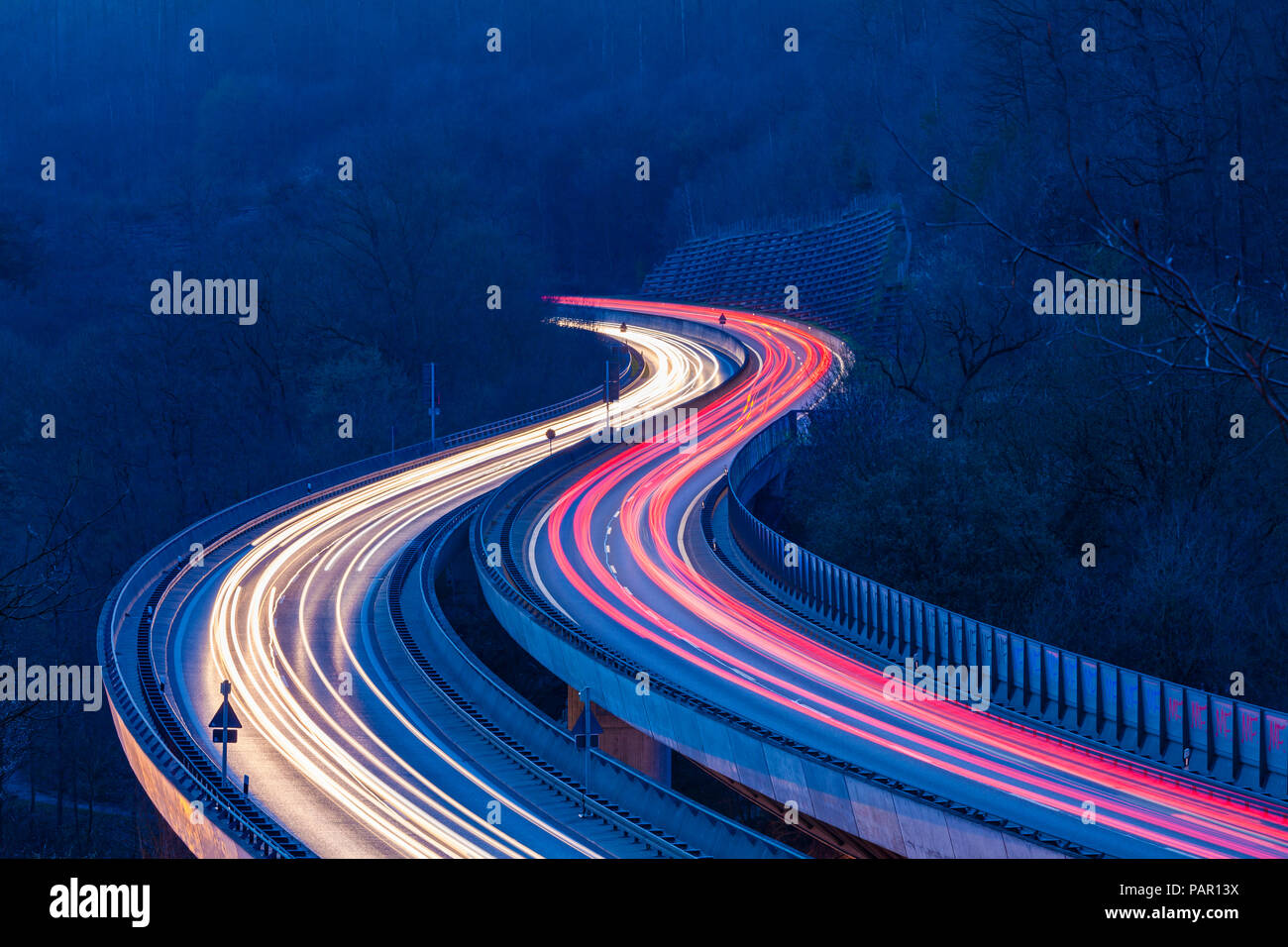 Deutschland, Stuttgart, Heslach, leichte Wanderwege auf der Bundesstraße 14 am Abend Stockfoto