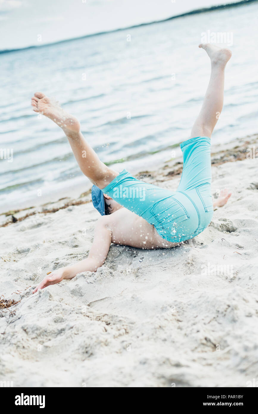 Verspielte junge Spaß am Strand Stockfoto