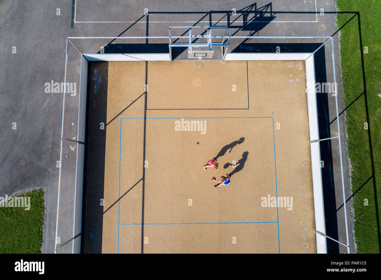 Junge Frauen Basketball spielen, Luftaufnahme Stockfoto