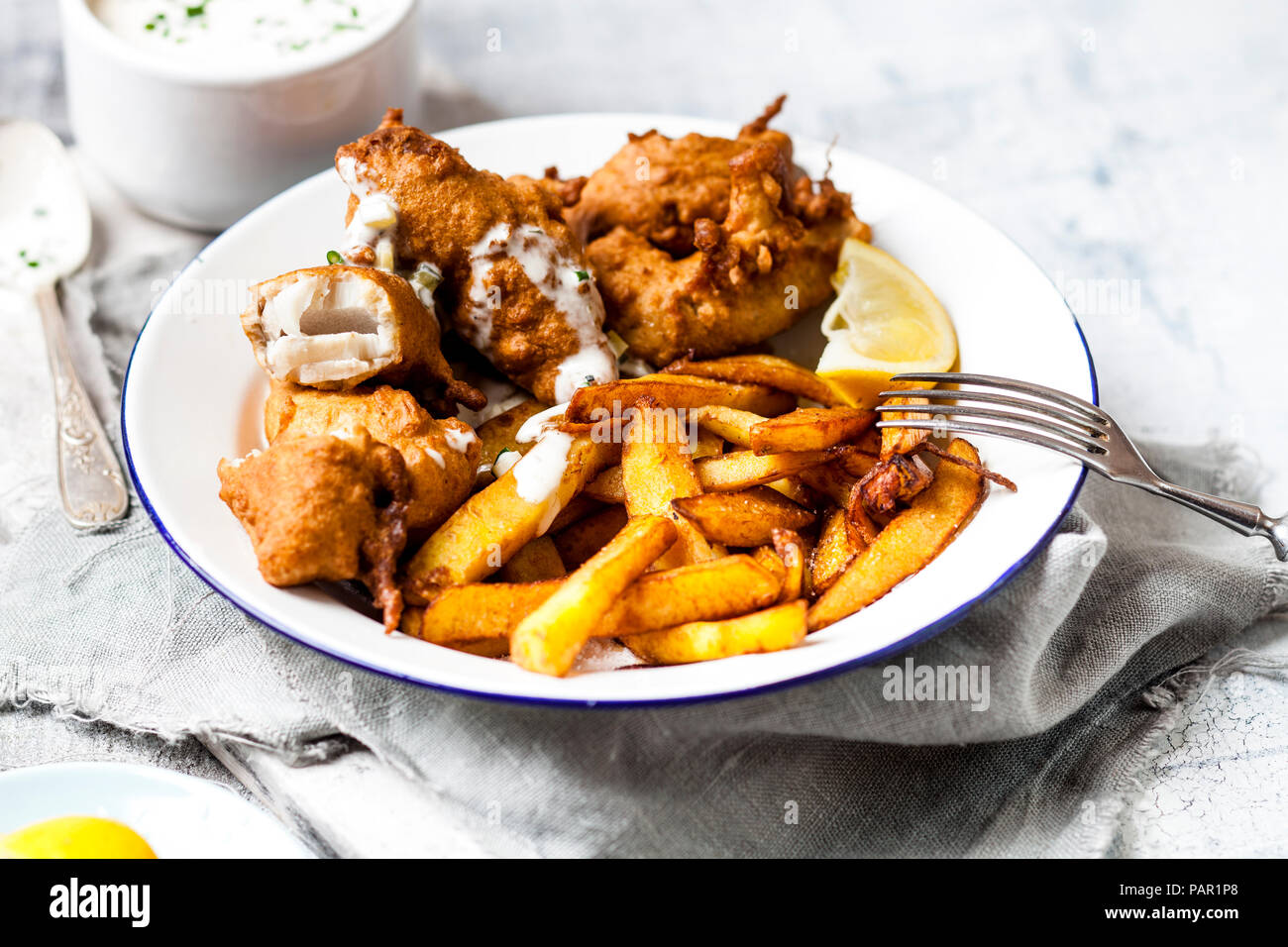 Klassische englische Fish und Chips mit Tartar Sauce Stockfoto