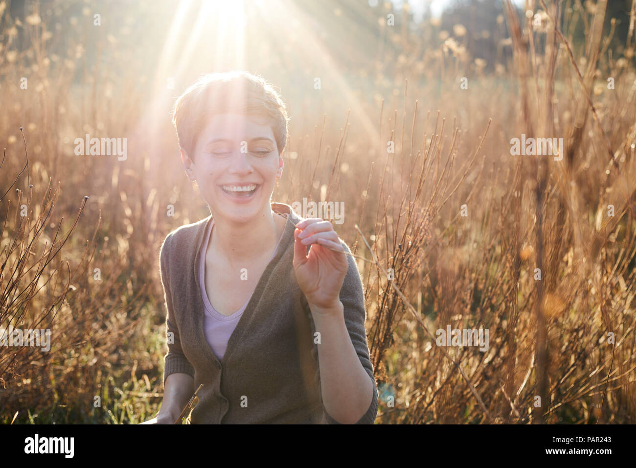Portrait von lachenden Frau, Entspannung in der Natur Stockfoto