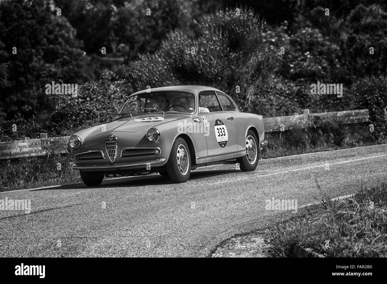 PESARO COLLE SAN BARTOLO, Italien, 17. Mai - 2018: ALFA ROMEO GIULIETTA SPRINT BERTONE PIERO PELU auf einem alten Rennwagen Rallye Mille Miglia 2018 Die Stockfoto