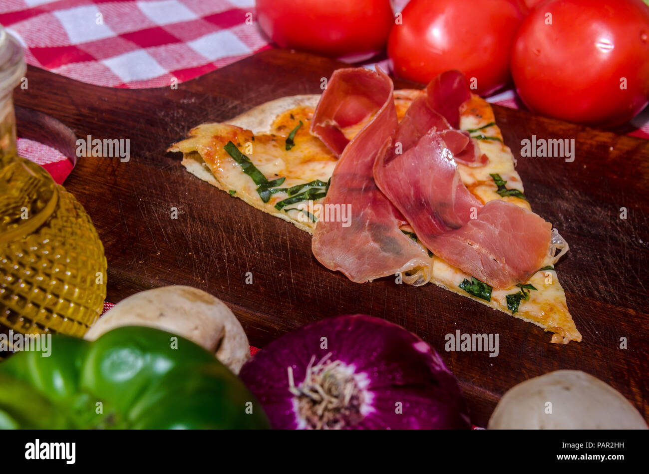 Handwerkliche Pizza auf eine Holzplatte Stockfoto