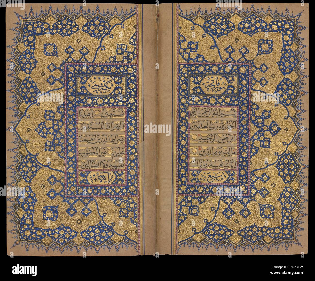 Koran Manuskript. Abmessungen: H. 6 3/4 in. W. 4 5/8 in. D.2 1/4 in.. Datum: Ende des 18. Anfang des 19. Jahrhunderts. Der verschwenderische Beleuchtung bei der Eröffnung gefunden zu neun der Suren, oder Kapitel, der Koran (Sure al-Fatiha, al-Ma'ida, Yunus, Bani Isra'il, al-Shu'Ara, Qaf, al-Falaq und al-NAS) in einem blau und gold Palette, die charakteristisch für die Produktion von Kaschmir ist. Museum: Metropolitan Museum of Art, New York, USA. Stockfoto
