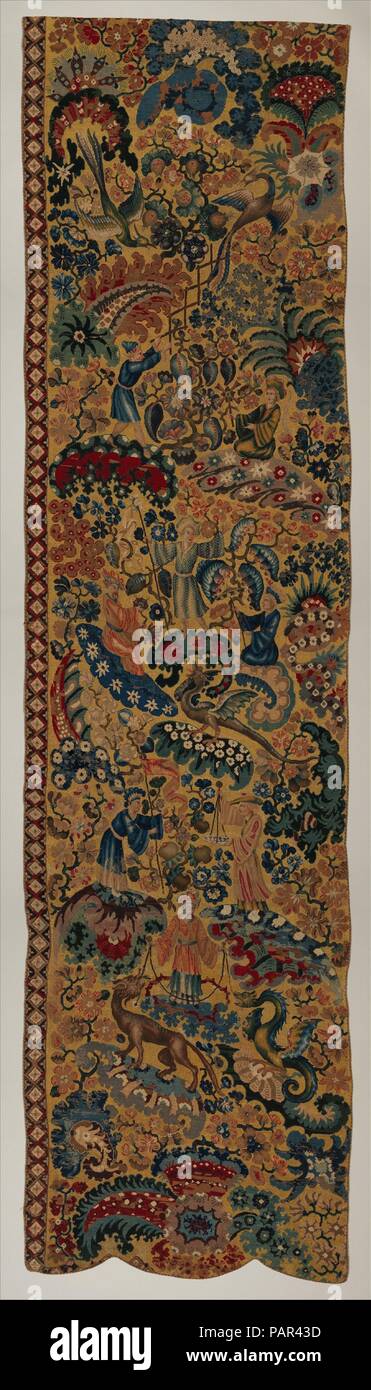 Paar seitlichen Vorhänge für ein Bett. Kultur: Wahrscheinlich Französisch. Abmessungen: Insgesamt (1 a-c): 134×34. (340.4 x 86.4 cm); Insgesamt (Panel. 2a-c): 137×34. (348 × 86,4 cm). Datum: Anfang des 18. Jahrhunderts. Dieses Paar von Vorhängen, bestickt mit chinoiserie Designs, würde eingerichtet sind die Seiten eines europäischen Staates, in der Regel für wichtige Gäste reserviert. Massive fantasy Flora umgibt die Menschen in vage Chinesische Kleider und fantastische winged Asiatische Drachen gekleidet. Asymmetrie ist eine Funktion der chinesischen Kunst, verwirrt und fasziniert die europäischen Beobachter, erscheint in diesen Stickereien. Schriftsteller f Stockfoto