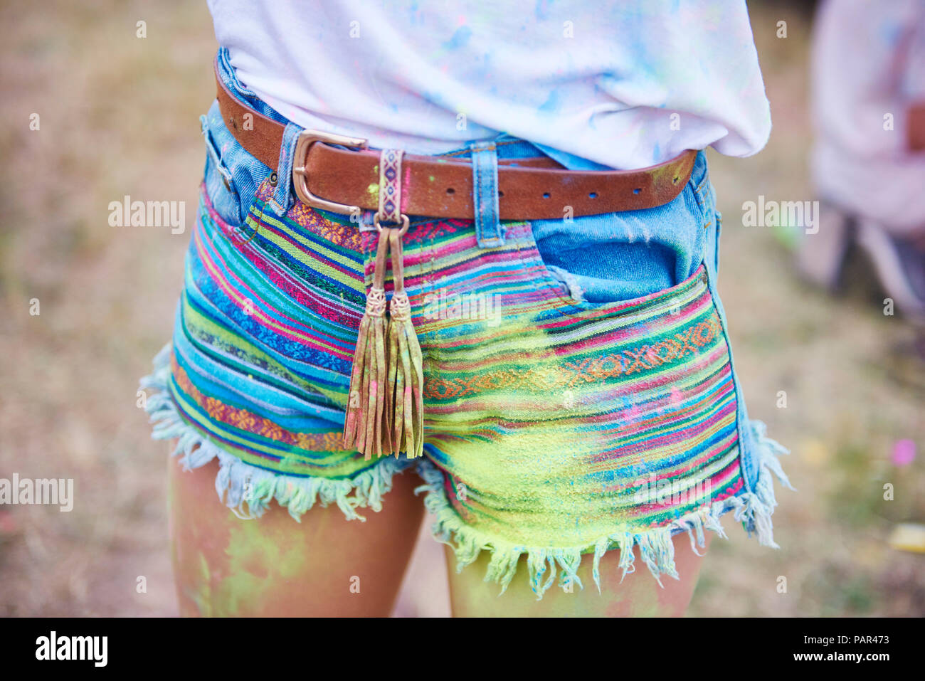 Woman's Beine mit Holi Farben Stockfoto