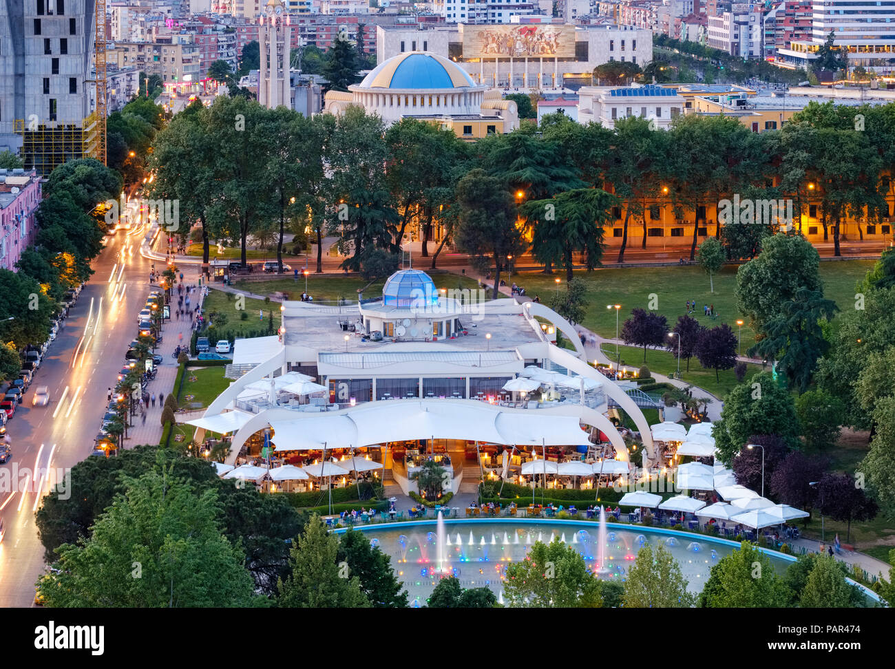 Albanien, Tirana, Cafe Taiwan im Rinia Park, Auferstehung Dom im Hintergrund Stockfoto