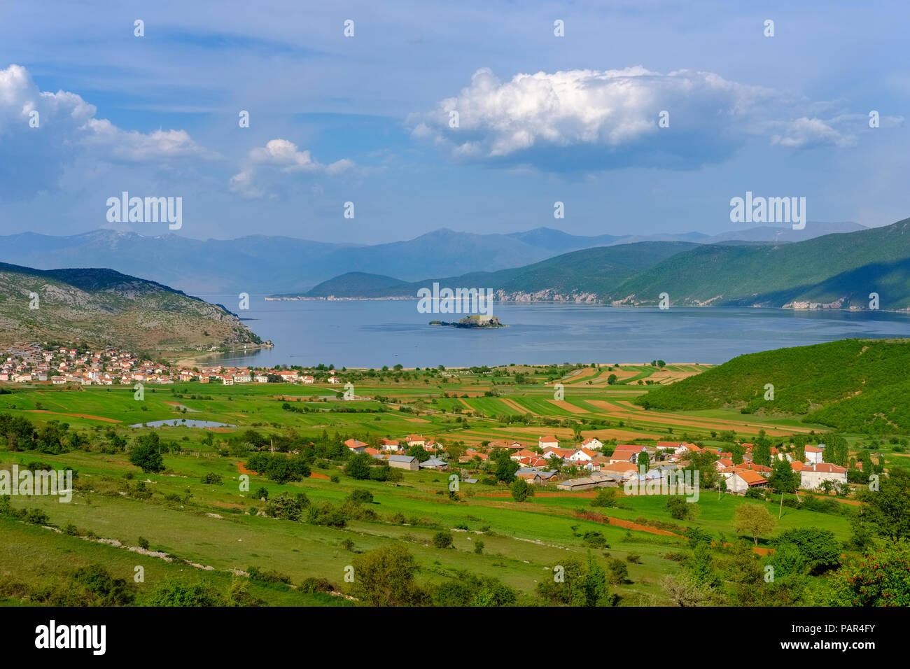 Albanien, Nationalpark, Lake Prespa Prespa mit Maligrad Insel und Dörfer und Lejthize Liqenas, Griechenland und Mazedonien im Hintergrund Stockfoto