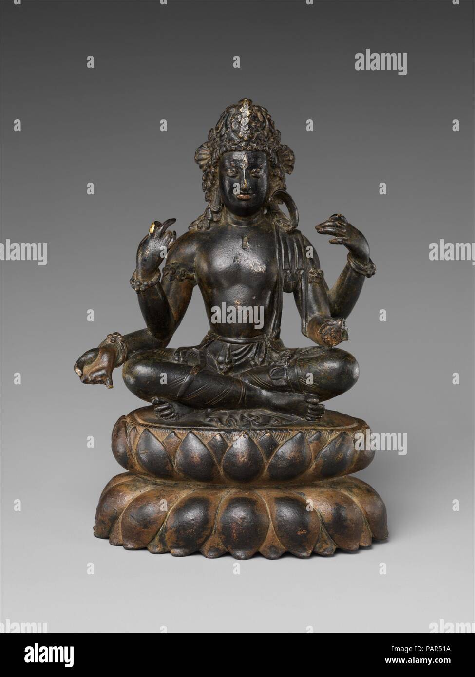 Bodhisattva Avalokiteshvara. Kultur: Pakistan (Swat Valley). Abmessungen: H. 6 3/4 in. (17,1 cm); W. 4 3/4 in. (12,1 cm), 3 1/2 in. (8,9 cm). Datum: 7. Dies ist eine der größten Frühes Mittelalter Metal Ikonen mit Buddhistischen Kunst der Swat-Tal. Die Arbeit ist eng an die großen Schulen der religiösen Bild in Gilgit (Nordpakistan) und Kaschmir und ihre Physiognomie und Vorhänge verkörpert Elemente der späten Gandharan Stil verbunden. Die vier bewaffneten Form von avalokitesvara ist der Beginn einer langen Tradition der Zahlen als 'Bodhisattva von den sechs bekannten-Sy Stockfoto