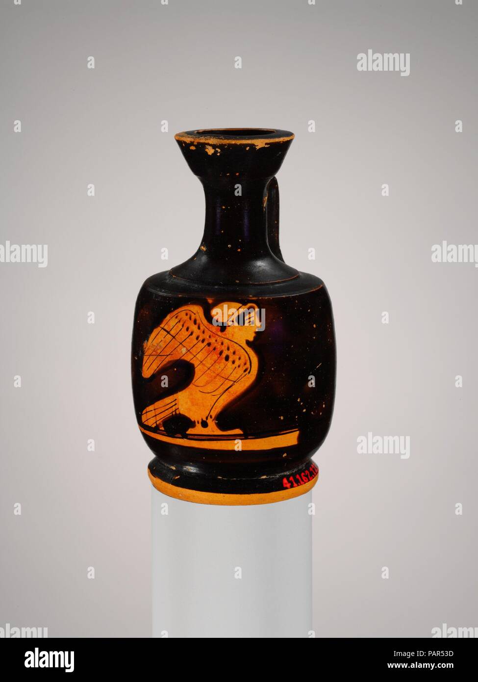 Miniatur terrakotta Hocke lekythos (Öl Flasche) mit Sirene. Kultur: Griechisch, Dachboden. Abmessungen: H.3 5/16 in. (8,5 cm). Datum: Mitte 5. Jahrhundert v. Chr.. In der griechischen Mythologie, Sirenen, menschliche - vorangegangen Vögel für Ihre schöne Stimmen bekannt, wurden offen mit dem Jenseits verbunden sind, und sie erscheinen häufig in der klassischen griechischen Grabkunst Kunst. Zusätzlich zu ihrer traurigen Darstellungen auf ernste stelai, Sirenen auch eine entsprechende Dekoration für eine lekythos waren, eine Art vase oft mit Tod und Begräbnis Ritual verbunden. Museum: Metropolitan Museum of Art, New York, USA. Stockfoto