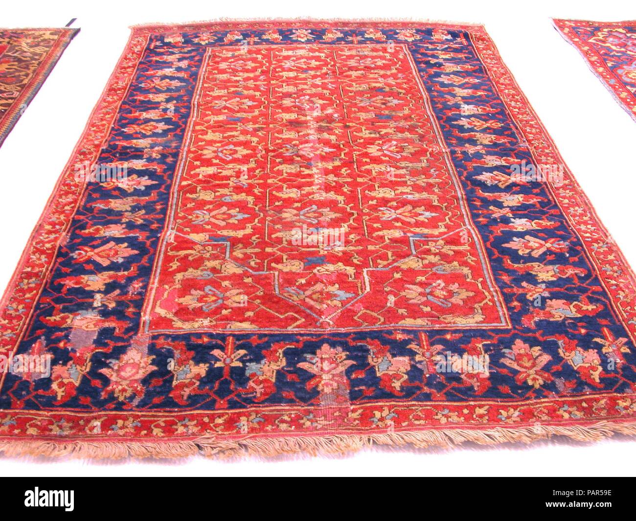 Lotto Teppich. Abmessungen: Textil: L. 62. (157.5 cm) W. 43 3/4 in. (111,1 cm). Datum: 17. Die Palette und Gestaltung dieser Teppich erinnert an Teppiche die berühmte 'Lotto', benannt nach einem bekannten Altarbild von der italienischen Renaissance Maler Lorenzo Lotto, das zeigt ein Stück mit einem markanten Feld Muster der geometrisch stilisierten vegetal Arabesken in Gelb auf rotem Grund. Während die frühesten Beispiele von Teppichen mit diesem Design stammen wahrscheinlich aus der Zeit vor 1500, das Design für mehrere Jahrhunderte populär geblieben, und eine große Zahl nach Europa exportiert wurden sie häufig erschien in painti Stockfoto