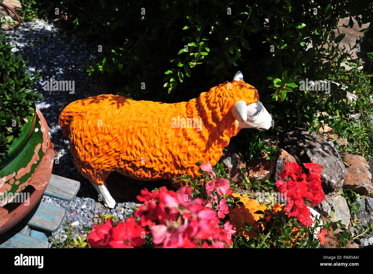Garten Bunte Tier Skulpturen In Einem Wundervollen Garten Im Innenhof Im Suden Von Frankreich Eigenschaft Freigegeben Stockfotografie Alamy