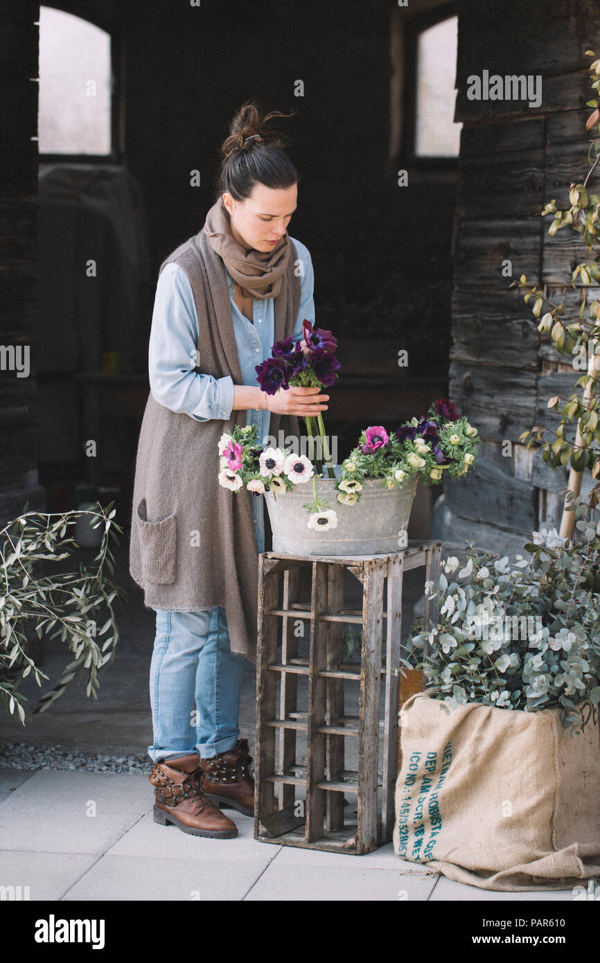 Frau Vermittlung von frischen Blumen Stockfoto