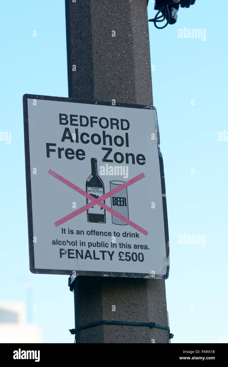 Zeichen in Bedford, England, die besagt, dass Sie sich in einer alkoholfreien Zone und wird verurteilt werden 500 für Trinkwasser in diesem Bereich £ im Öffentlichen Stockfoto