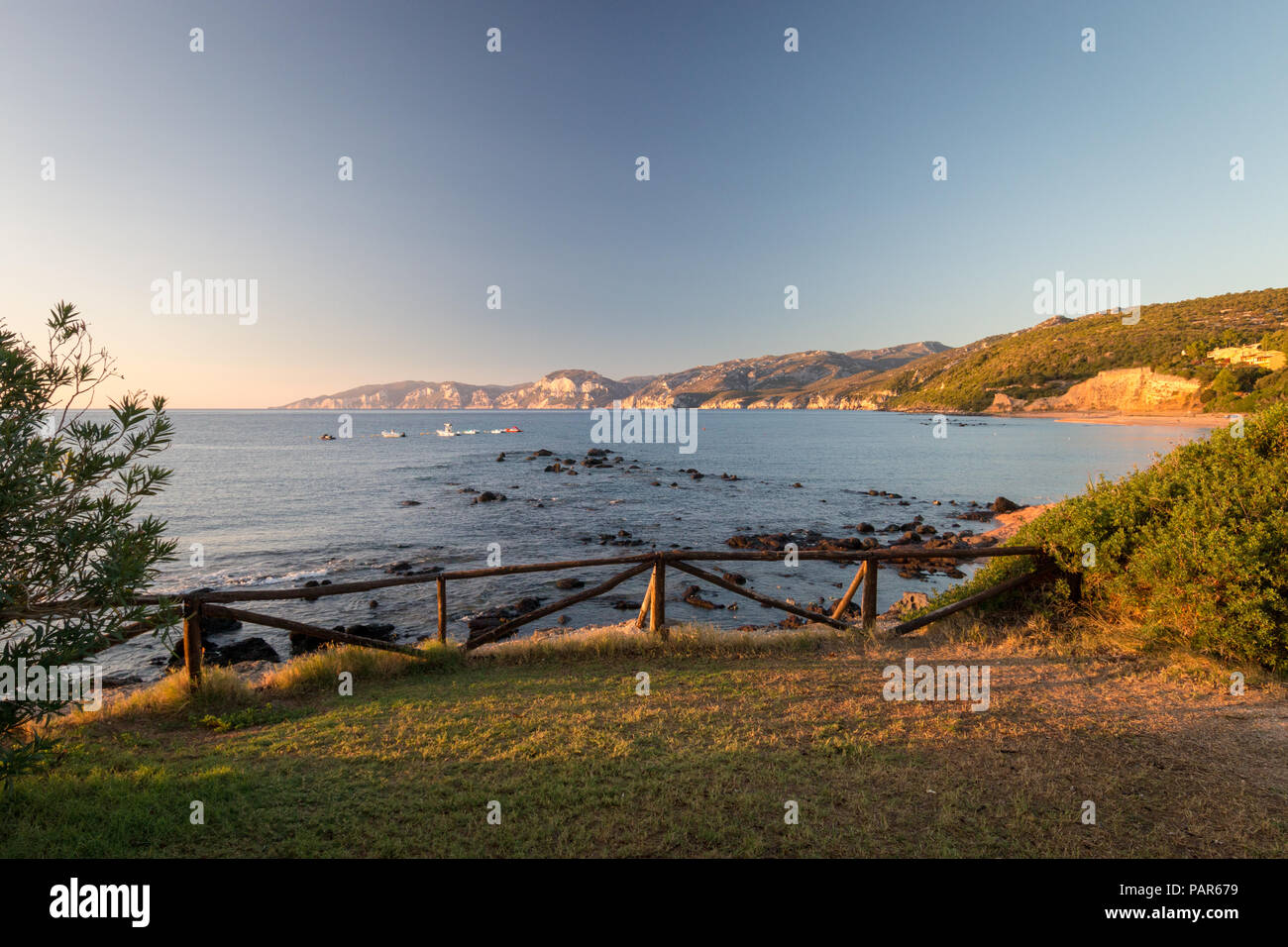 Sonnenaufgang in Cala Gonone auf der italienischen Insel Sardinien Stockfoto