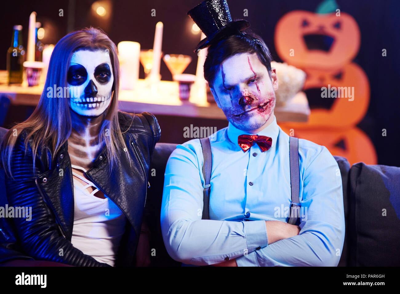 Portrait von Spooky Paar an Halloween Party Stockfoto
