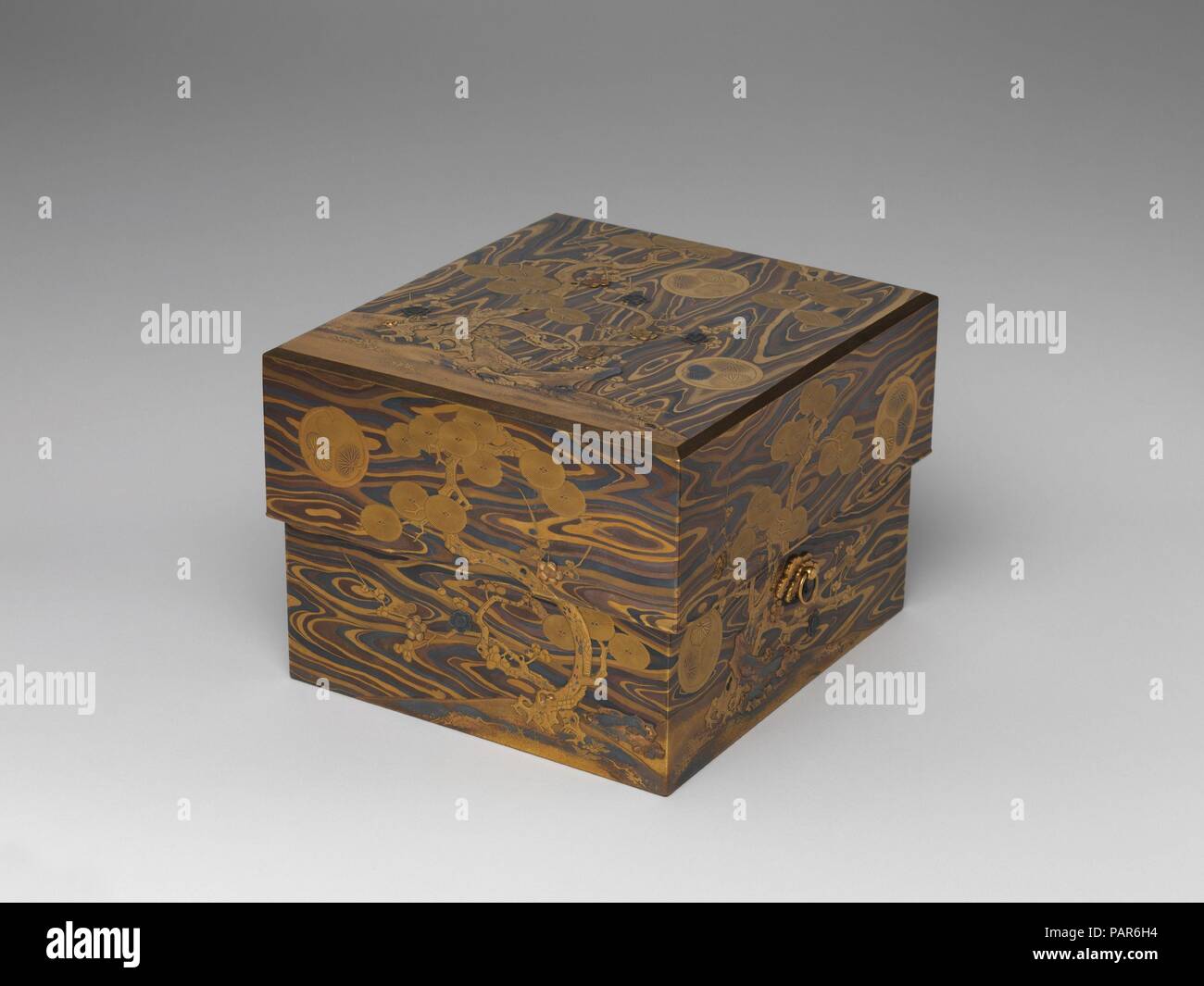 Box für Haar Ornamente (motoyui-Bako) mit Kiefer, Bambus, Pflaume, und Tokugawa Familie Kamm auf Wood-Grain Masse. Kultur: Japan. Abmessungen: H. 9. (22,9 cm); W. 8 1/2 in. (21,6 cm); L.7 7/8 in. (20 cm). Datum: Anfang des 18. Jahrhunderts. Museum: Metropolitan Museum of Art, New York, USA. Stockfoto