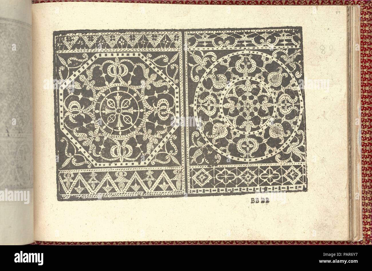 Corona delle Donne Nobili et wirbelnden Rondothema fort: Libro I-IV, Seite 89 (recto). Abmessungen: Insgesamt: 5 1/2 x 7 11/16 in. (14 x 19,5 cm). Erschienen in: Venedig. Herausgeber: Cesare Vecellio (Italienisch, Pieve di Cadore 1521-1601 Venedig), Venedig. Datum: 1601. Von Cesare Vecellio, Italienisch, Pieve di Cadore 1521-1601 Venedig, Venedig veröffentlicht. Von oben nach unten und von links nach rechts: Design, aufgeteilt in 2 Hälften. Jede Hälfte besteht aus einem zentralen runden Blumenmotiv, die am oberen und unteren Rand durch einen anderen dekorativen Rand umrahmt wird. Museum: Metropolitan Museum of Art, New York, USA. Stockfoto