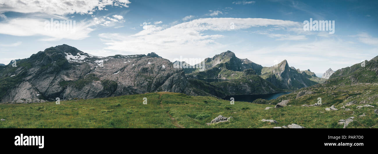 Norwegen, Lofoten, Moskenesoy, Fjerddalsvatnet, Tennesvatnet, Hermannsdalstinden Moldtinden und Berge Stockfoto