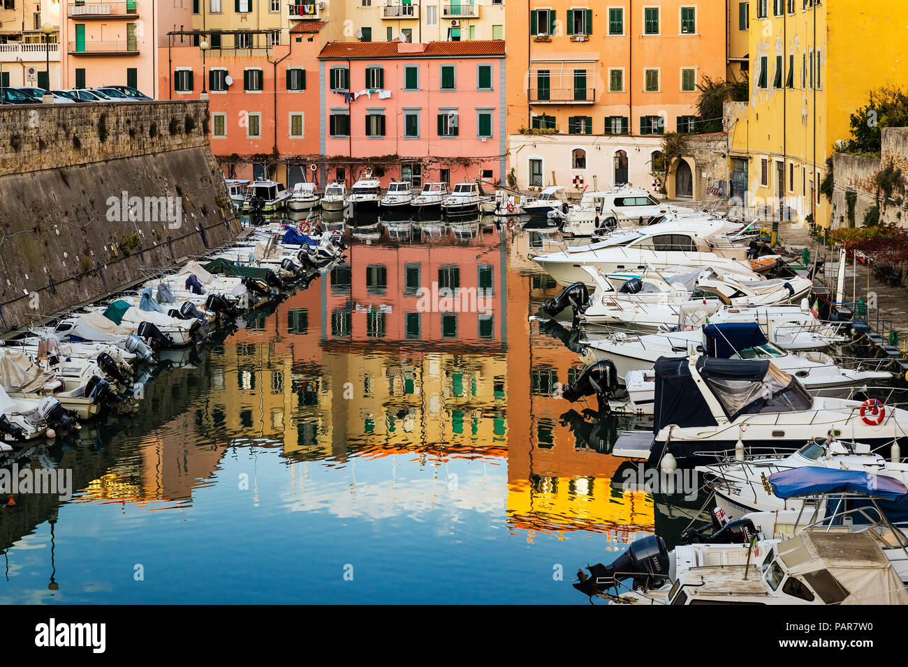 Charmante Boot gesäumten Kanal, Livorno, Toskana, Italien. Stockfoto