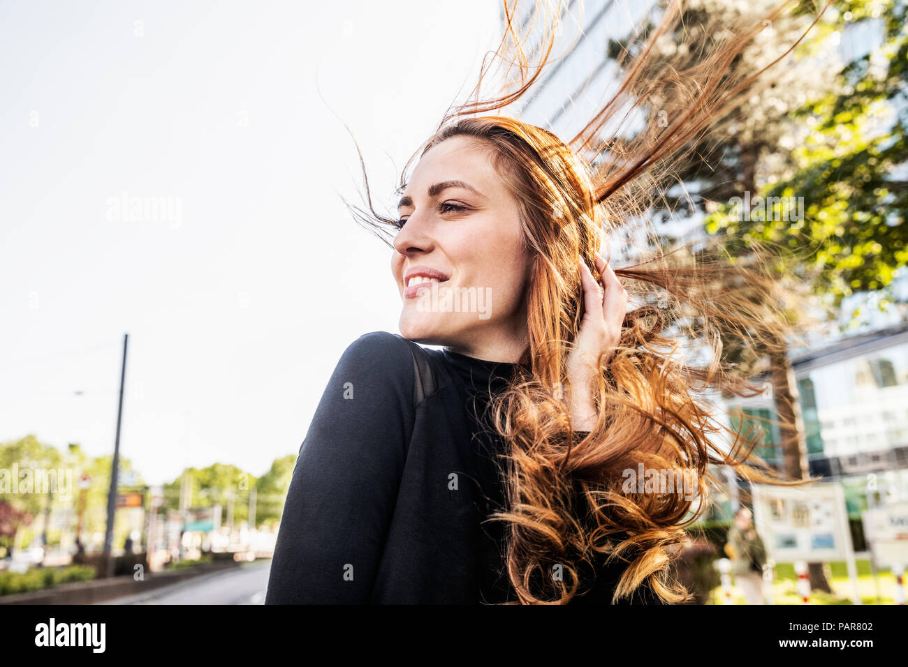 Portrait von lächelnden Frau mit Haar weht Stockfoto